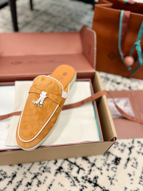 Loro Piana Charms Walk Flat Mules in pelle scamosciata color salmone bianco