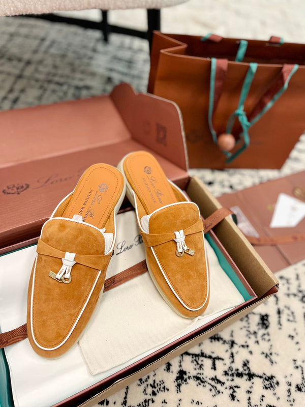 Loro Piana Charms Walk Flat Mules in pelle scamosciata color salmone bianco