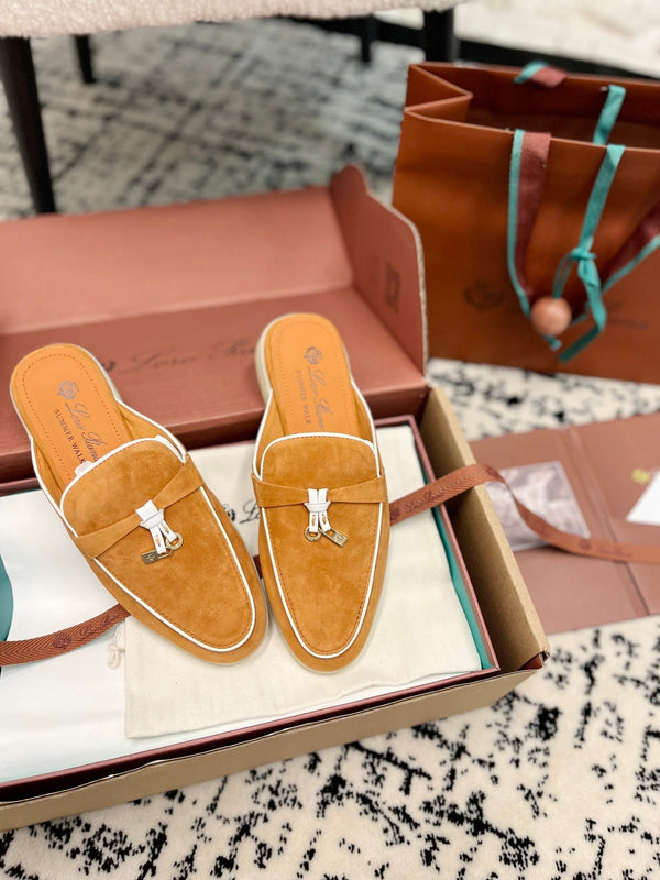 Loro Piana Charms Walk Flat Mules in pelle scamosciata color salmone bianco