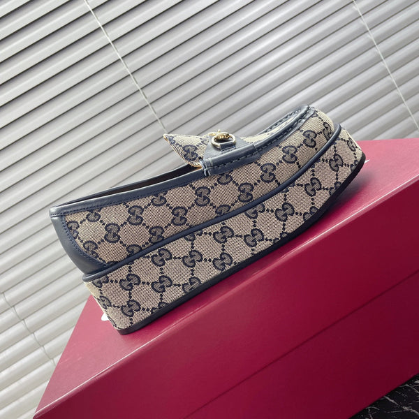 MOCASSINO CON PLATEAU HORSEBIT IN TESSUTO JACQUARD BEIGE E MONOGRAMMA E PELLE DI VITELLO BLU NAVY