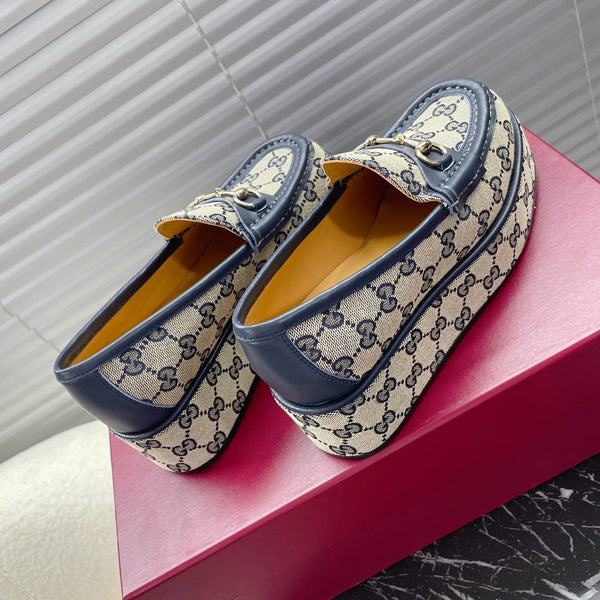 MOCASSINO CON PLATEAU HORSEBIT IN TESSUTO JACQUARD BEIGE E MONOGRAMMA E PELLE DI VITELLO BLU NAVY