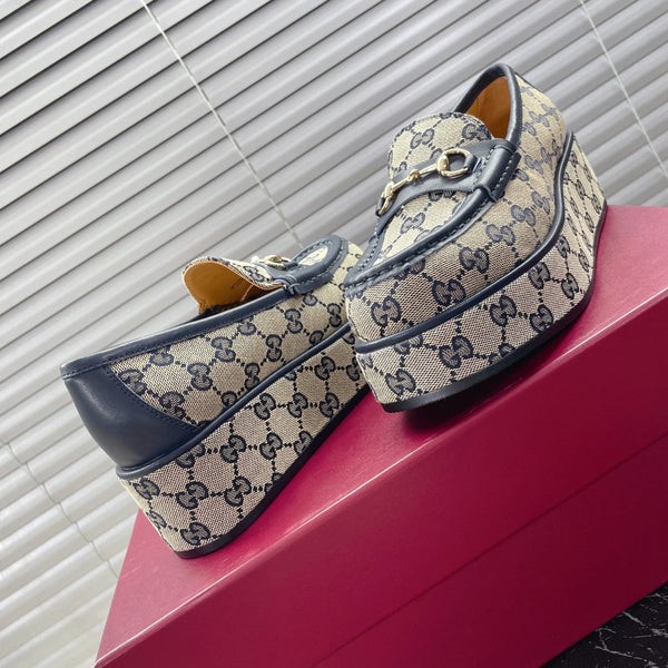 MOCASSINO CON PLATEAU HORSEBIT IN TESSUTO JACQUARD BEIGE E MONOGRAMMA E PELLE DI VITELLO BLU NAVY
