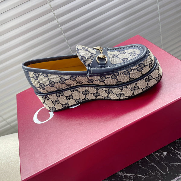 MOCASSINO CON PLATEAU HORSEBIT IN TESSUTO JACQUARD BEIGE E MONOGRAMMA E PELLE DI VITELLO BLU NAVY
