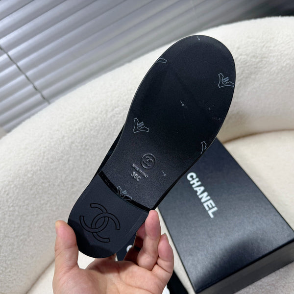 LOAFER IN BLACK SUEDE AND WOOL LINING