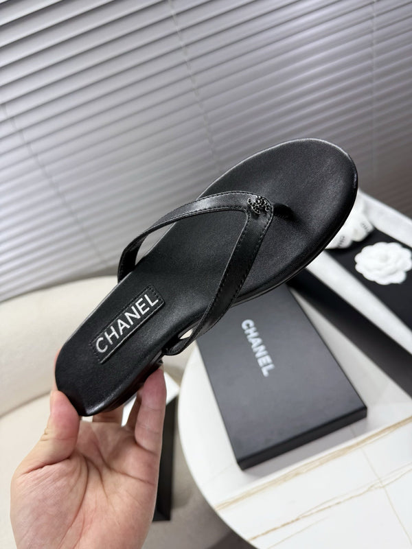 CC 25SS Thong Sandals Double C Rhinestone Black Sheepskin 352435