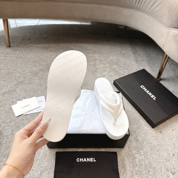 CC 25 Thong Slippers White Woolen Cloth 311100