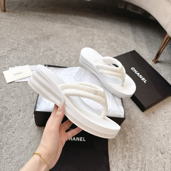 CC 25 Thong Slippers White Woolen Cloth 311100