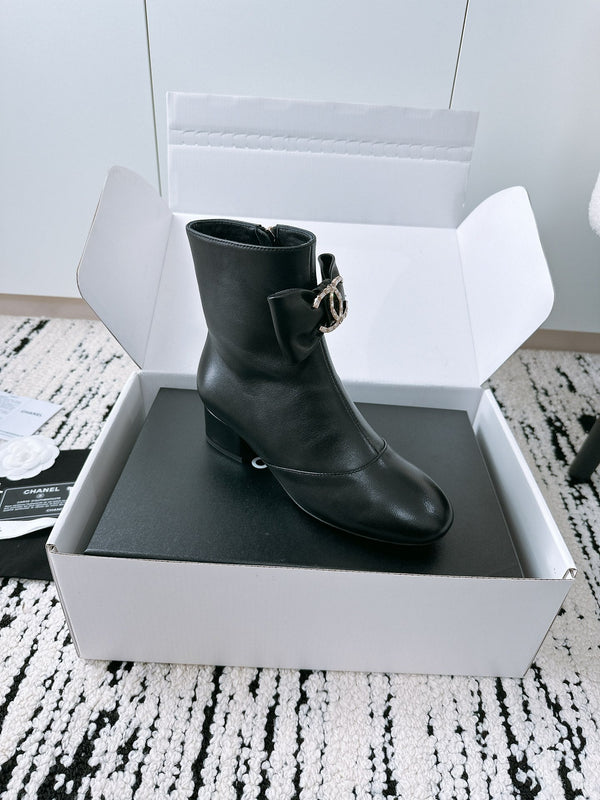 CC Ankle Boots In Black Cowhide With Bow Tie 144661