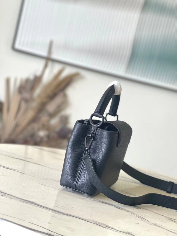 CAPUCINES EAST-WEST MINI 21 IN TAURILLON NERO