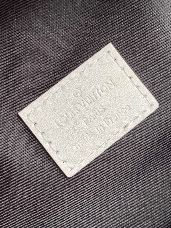 LV M25227 Rush Bumbag Monogram Shadow in pelle di vitello bianca