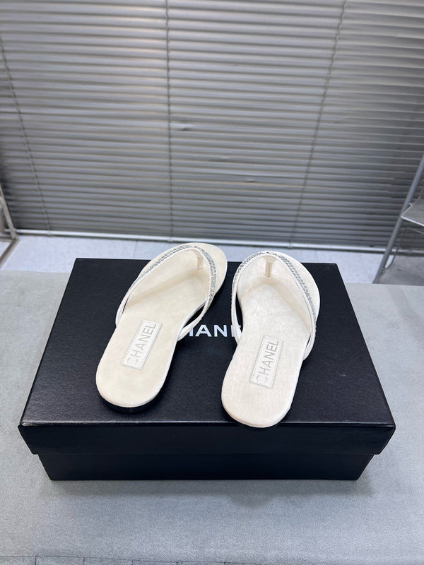 CRYSTAL THONG SANDAL IN WHITE CREAM SUEDE