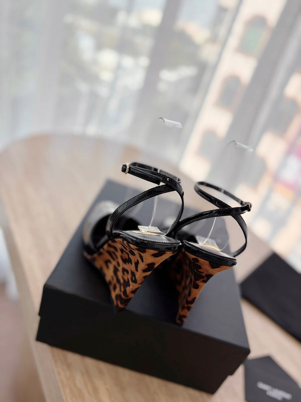 LA SCANDALE HIGH 10 CM WEDGE SANDALS IN BLACK PATENT LEATHER