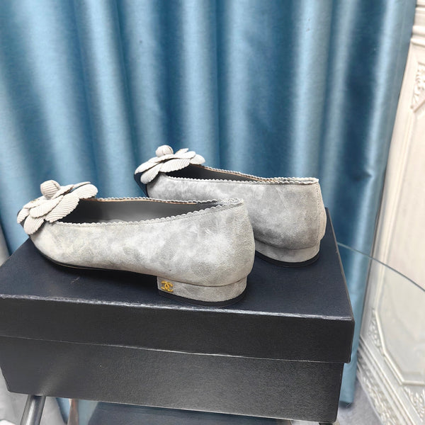 BALLERINA CC IN CAMOSCIO GRIGIO SPAGNOLO E PELLE DI VITELLO NERA CON FIORE
