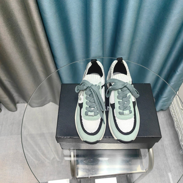 Sneaker CC in pelle scamosciata verde giada chiaro e tessuto a rete in poliestere