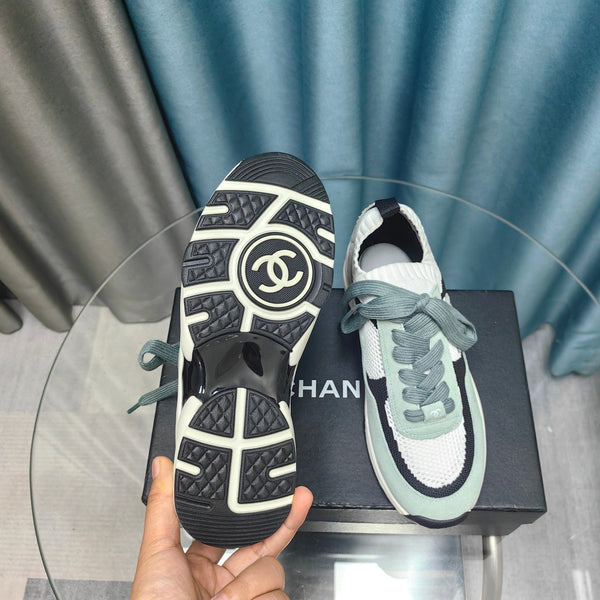 Sneaker CC in pelle scamosciata verde giada chiaro e tessuto a rete in poliestere