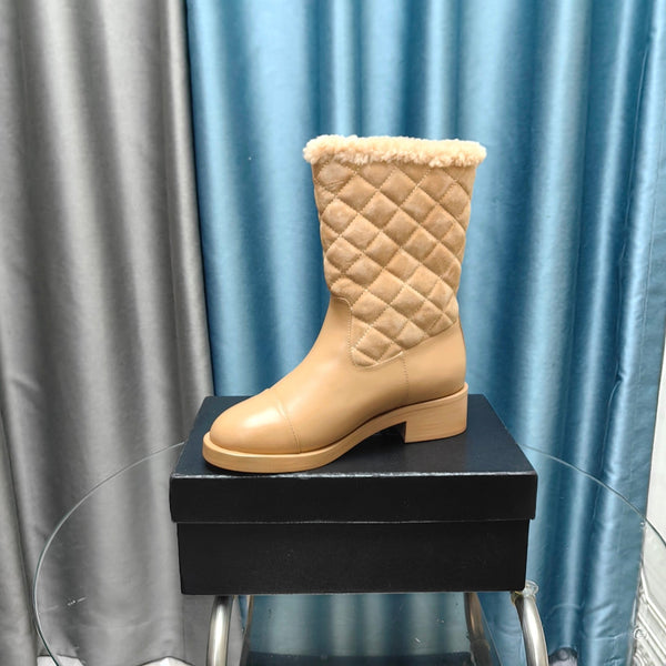 Stivali corti CC in pelle scamosciata beige, fodera in lana e pelle di agnello