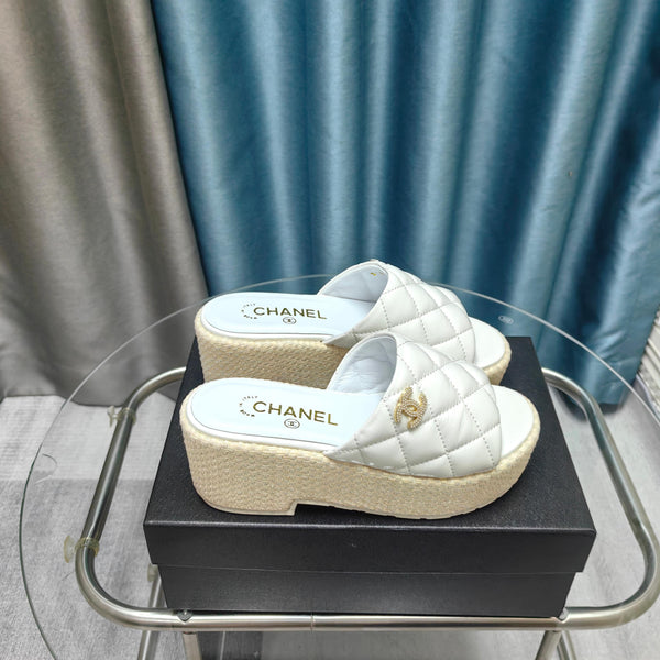 Sandalo con plateau CC 25 in pelle di vitello verniciata 10 cm