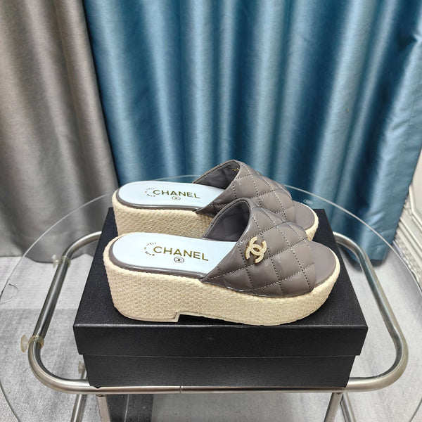 Sandalo con plateau CC 25 in pelle di vitello verniciata 10 cm