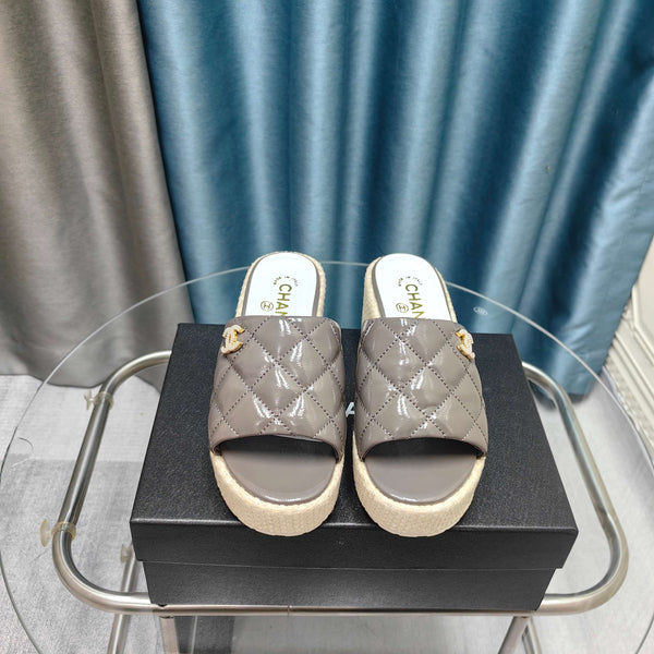 Sandalo con plateau CC 25 in pelle di vitello verniciata 10 cm