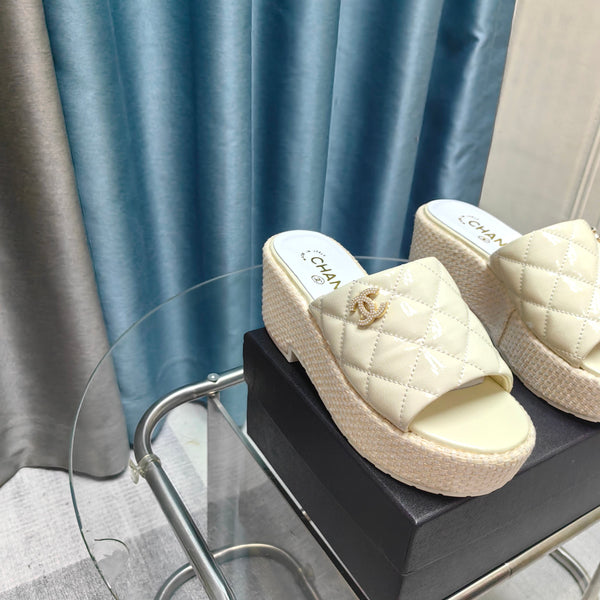 Sandalo con plateau CC 25 in pelle di vitello verniciata 10 cm