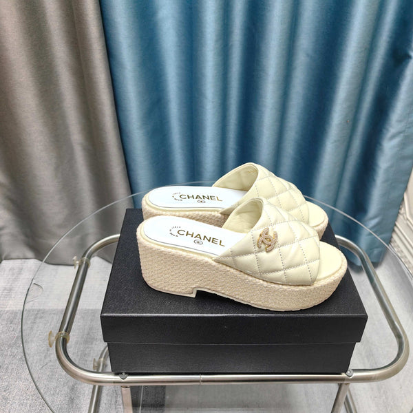 Sandalo con plateau CC 25 in pelle di vitello verniciata 10 cm