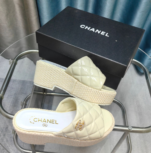 Sandalo con plateau CC 25 in pelle di vitello verniciata 10 cm