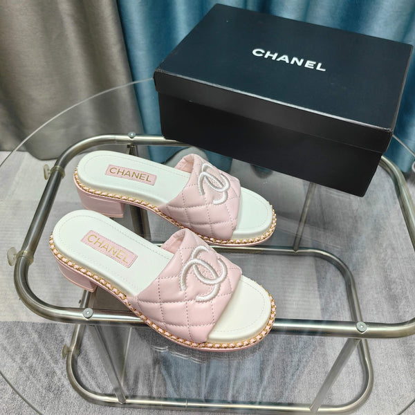 Sandalo CC 25 in pelle di vitello trapuntata con catena da 5 cm