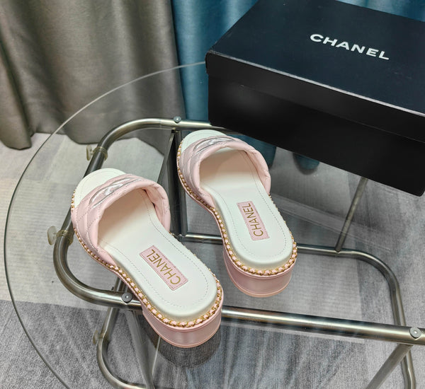 Sandalo CC 25 in pelle di vitello trapuntata con catena da 5 cm