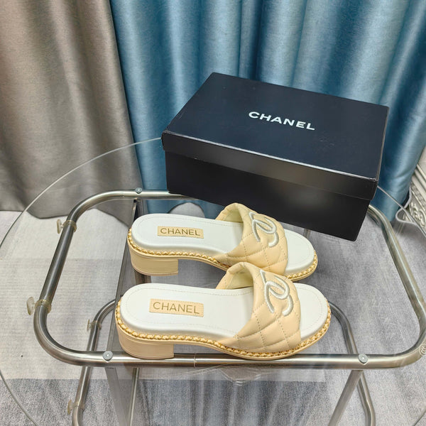 Sandalo CC 25 in pelle di vitello trapuntata con catena da 5 cm