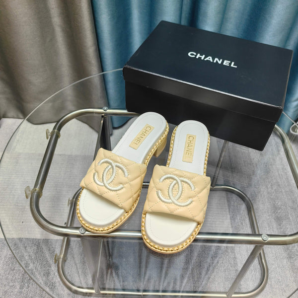 Sandalo CC 25 in pelle di vitello trapuntata con catena da 5 cm