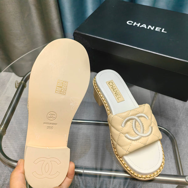 Sandalo CC 25 in pelle di vitello trapuntata con catena da 5 cm