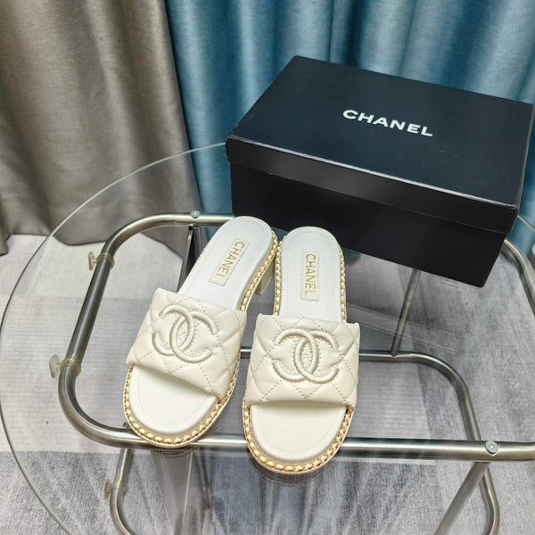 Sandalo CC 25 in pelle di vitello trapuntata con catena da 5 cm