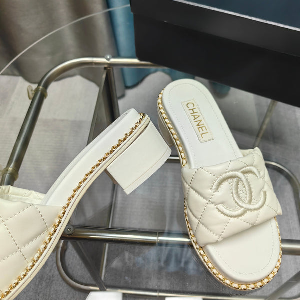 Sandalo CC 25 in pelle di vitello trapuntata con catena da 5 cm