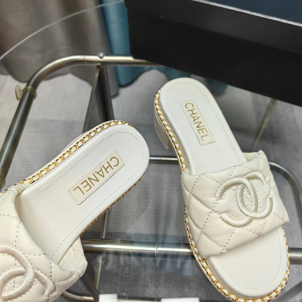 Sandalo CC 25 in pelle di vitello trapuntata con catena da 5 cm