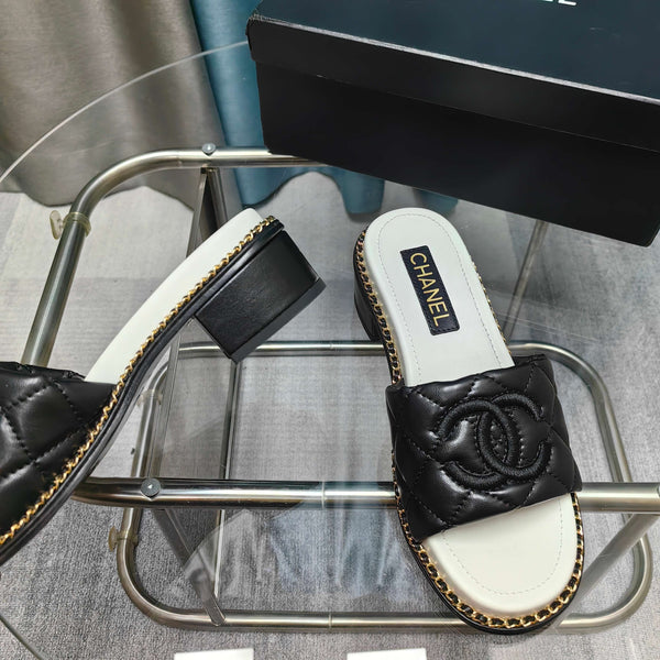 Sandalo CC 25 in pelle di vitello trapuntata con catena da 5 cm