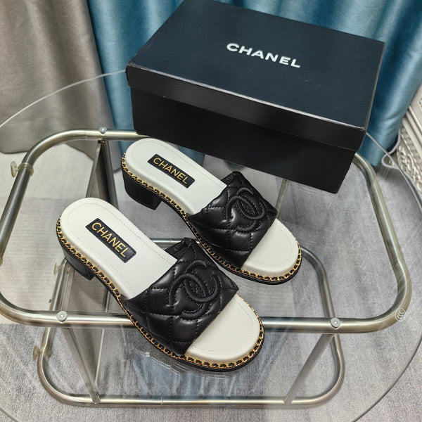 Sandalo CC 25 in pelle di vitello trapuntata con catena da 5 cm