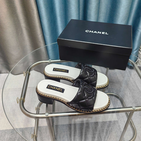 Sandalo CC 25 in pelle di vitello trapuntata con catena da 5 cm