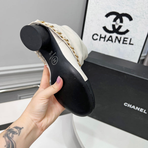 CC 25 Short Boots With Chain 55mm White Cowhide Black Grosgrain 374028