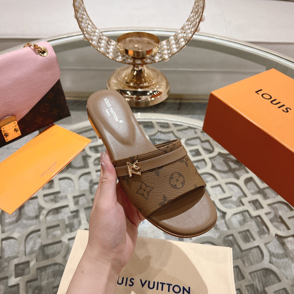 sandalo lv isola flat mule marrone monogramma in pelle di vitello