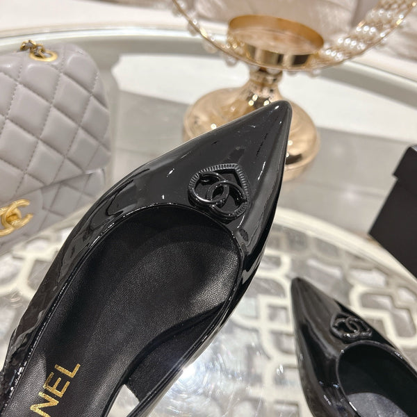 CC 25C Ballerine con cinturino posteriore in vernice nera 213329