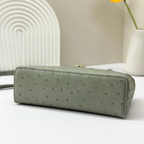 Borsa LP Extra 19 cm con motivo struzzo, pelle di vitello grigio oliva, hardware dorato