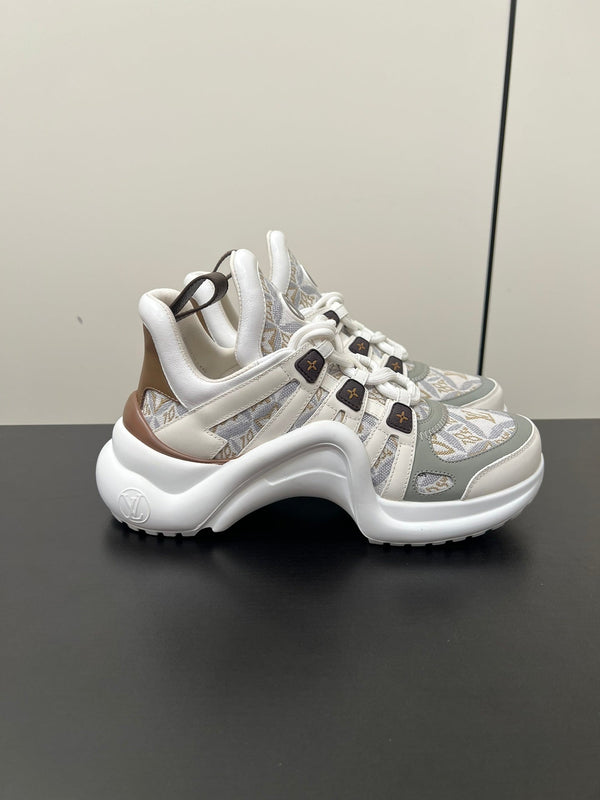 Sneaker LV Archlight 50mm Tessuto jacquard monogrammato bianco grigio marrone