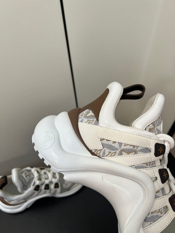Sneaker LV Archlight 50mm Tessuto jacquard monogrammato bianco grigio marrone