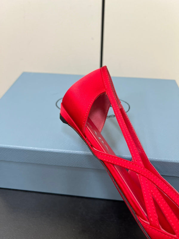 CUT-OUT BALLERINAS IN RED SATIN