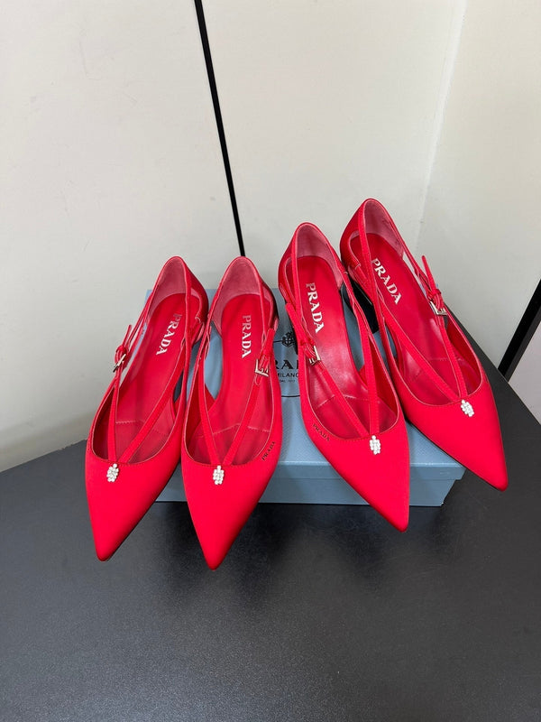 BALLERINA CON TAGLI IN RASO ROSSO CLASSICO CON FIBBIA DI PERLINE ATTACCATA