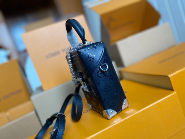 BORSA CAMERA BOX 17 IN PELLE DI VITELLO CON MONOGRAMMA IN RILIEVO NERO E CATENA IN ARGENTO