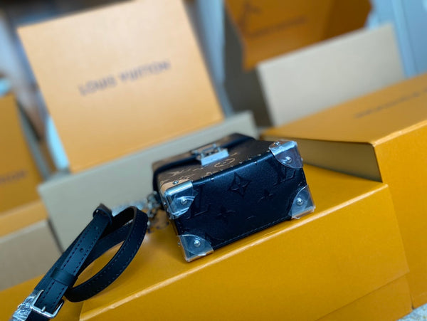 BORSA CAMERA BOX 17 IN PELLE DI VITELLO CON MONOGRAMMA IN RILIEVO NERO E CATENA IN ARGENTO