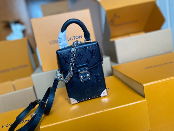 BORSA CAMERA BOX 17 IN PELLE DI VITELLO CON MONOGRAMMA IN RILIEVO NERO E CATENA IN ARGENTO