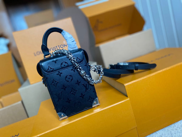 BORSA CAMERA BOX 17 IN PELLE DI VITELLO CON MONOGRAMMA IN RILIEVO NERO E CATENA IN ARGENTO