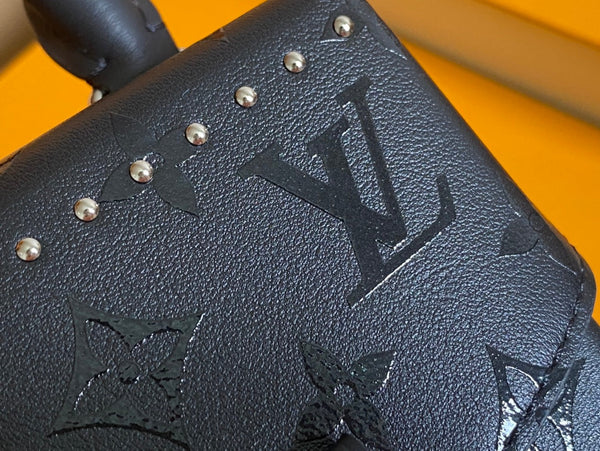 BORSA CAMERA BOX 17 IN PELLE DI VITELLO CON MONOGRAMMA IN RILIEVO NERO E CATENA IN ARGENTO